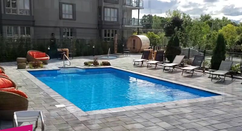La même piscine, l'eau bleue et limpide après le traitement